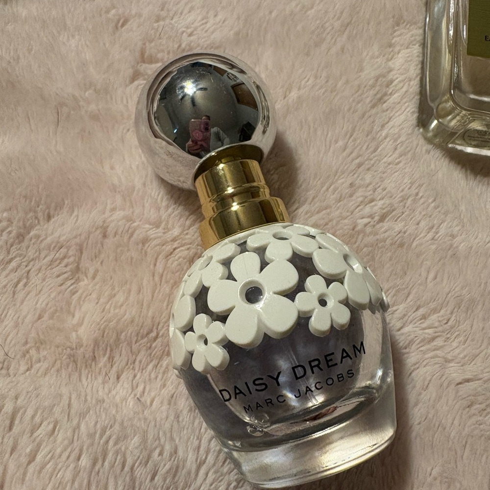 Marc Jacobs Daisy Dream with White Floral Accents